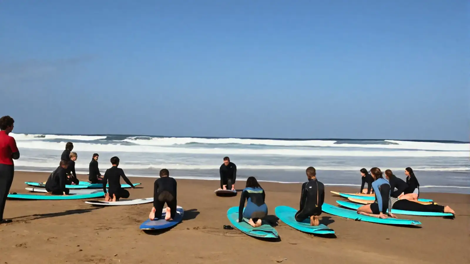 La côte atlantique marocaine au petit matin, une vague déroulant sur le sable